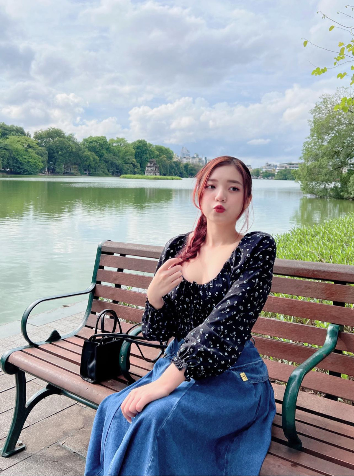 Phía dưới phần bình luận, nhiều người tỏ ra thích thú với hậu trường khi dẫn chương trình của nữ MC.