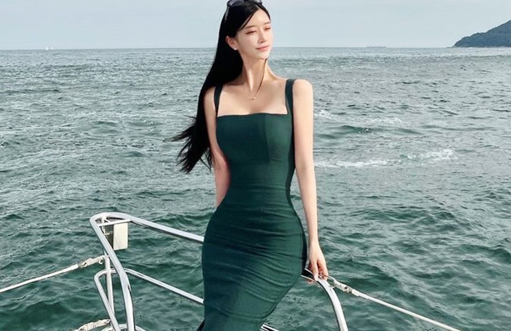 Không riêng các anh em bị say đắm, nhiều chị em cũng ngưỡng mộ và có phần ghen tị hình thể vàng mà cô nàng này sở hữu.