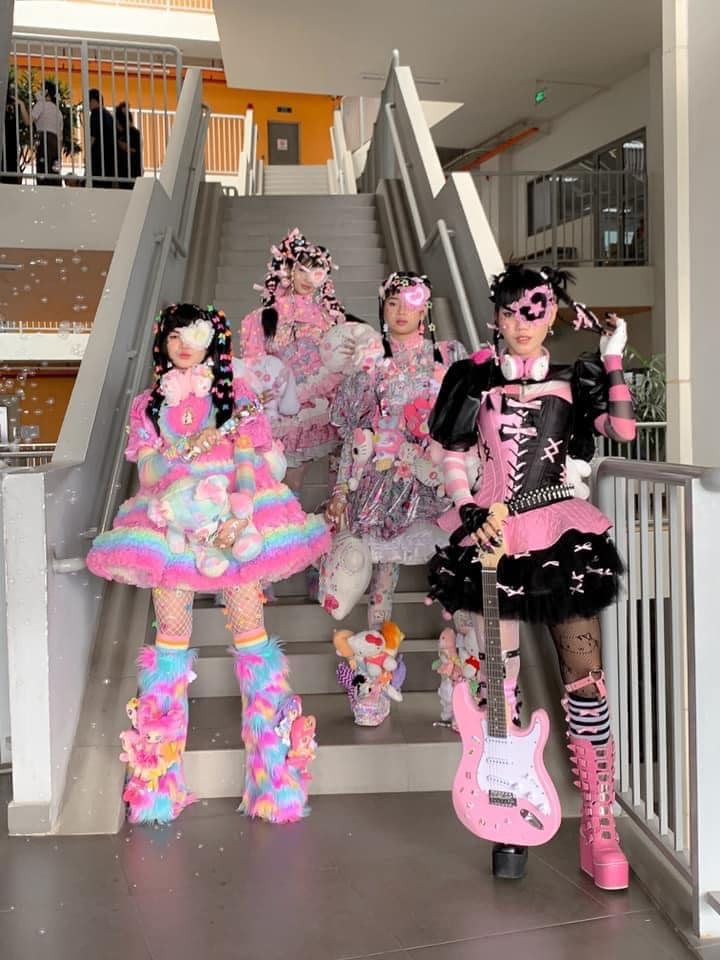 Sau khi xuất hiện trên MXH, những thiết kế thời trang của các bạn sinh viên này nhanh chóng tạo nên cơn sốt.