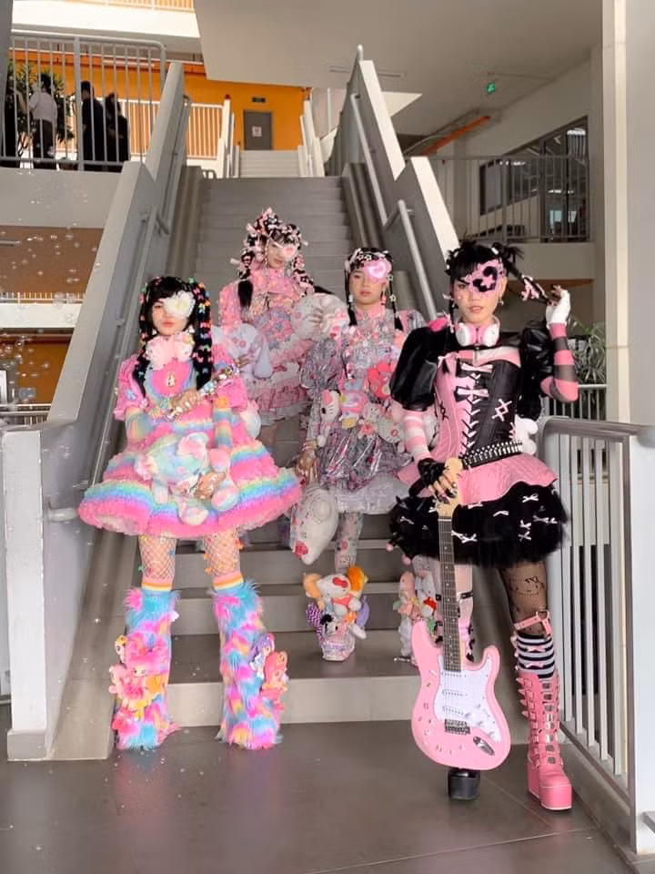 Sau khi xuất hiện trên MXH, những thiết kế thời trang của các bạn sinh viên này nhanh chóng tạo nên cơn sốt.