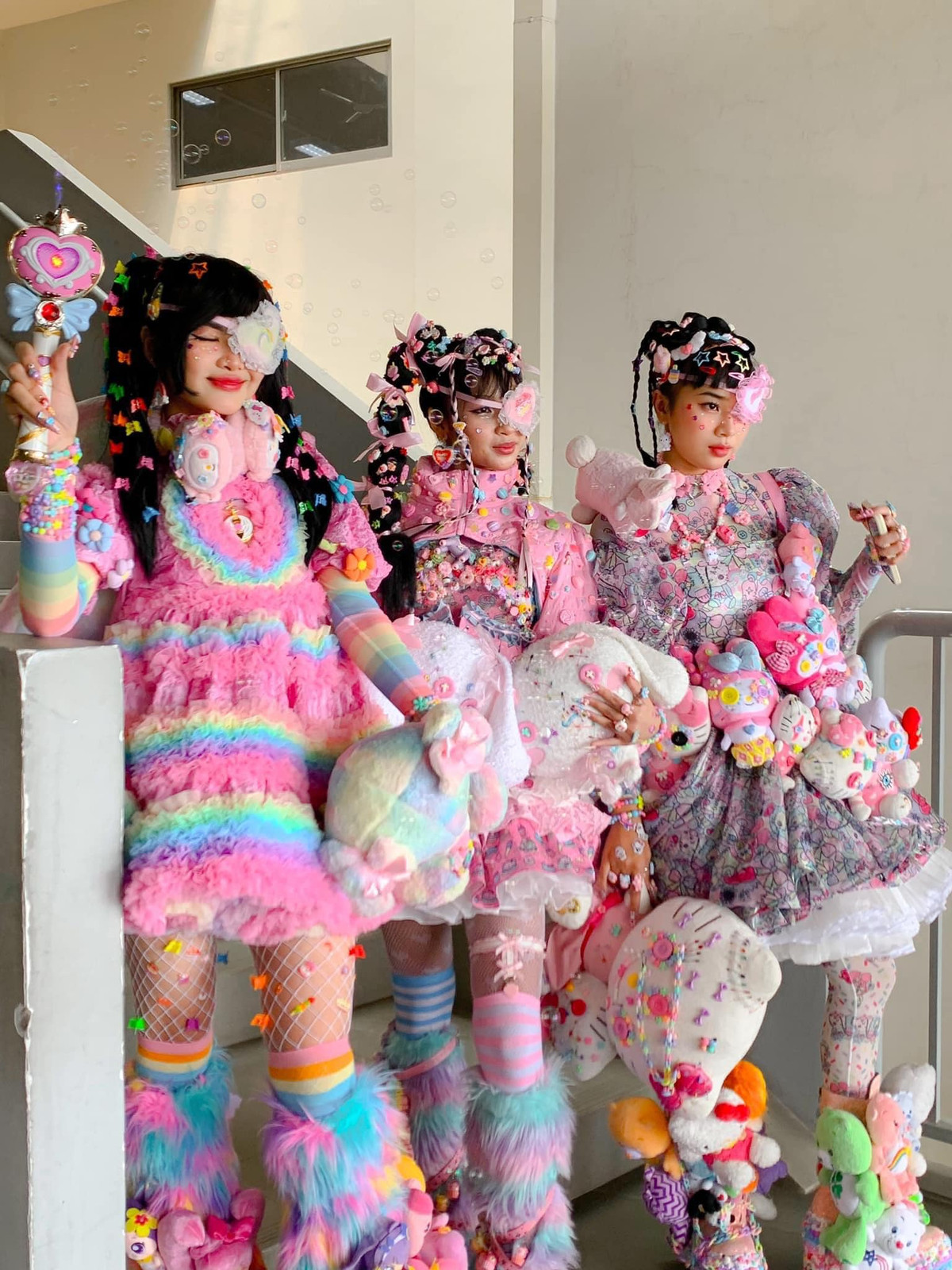 Đặc biệt, cư dân mạng thích thú với thiết kế nhiều màu sắc với tông chủ đạo màu hồng, sinh viên K25 khoa Thiết Kế Thời Trang còn đính thêm nhiều con gấu bông tạo điểm nhấn.