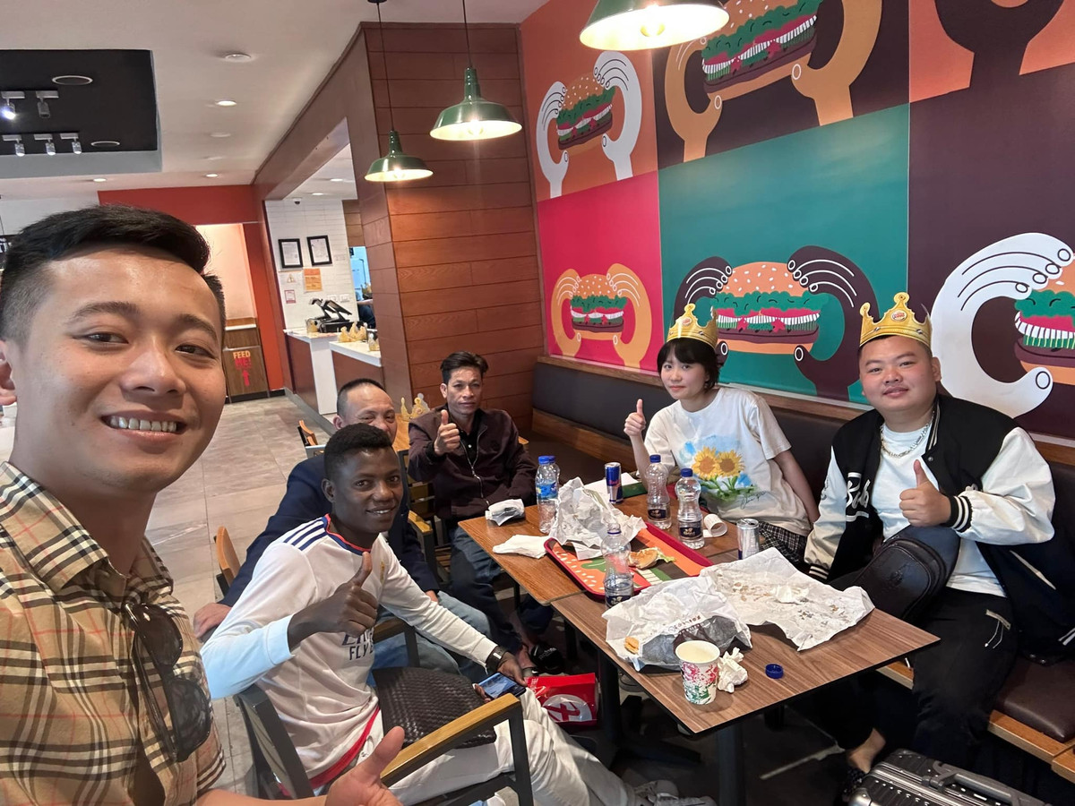 Trước đó, Quang Linh chia sẻ về hành trình về Việt Nam đầy "sóng gió" của mình. Theo đó, nhóm Quang Linh Vlogs nhận được lời mời từ Bộ Tư lệnh Vùng 4 Hải quân tham gia chương trình Lễ phát động và công bố Hải quân nhận đỡ đầu con ngư dân tại Khánh Hòa. Sau khi xong công việc sẽ về thăm nhà.