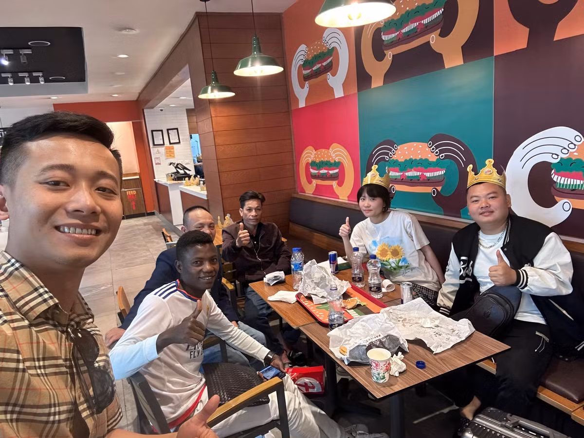 Trước đó, Quang Linh chia sẻ về hành trình về Việt Nam đầy "sóng gió" của mình. Theo đó, nhóm Quang Linh Vlogs nhận được lời mời từ Bộ Tư lệnh Vùng 4 Hải quân tham gia chương trình Lễ phát động và công bố Hải quân nhận đỡ đầu con ngư dân tại Khánh Hòa. Sau khi xong công việc sẽ về thăm nhà.