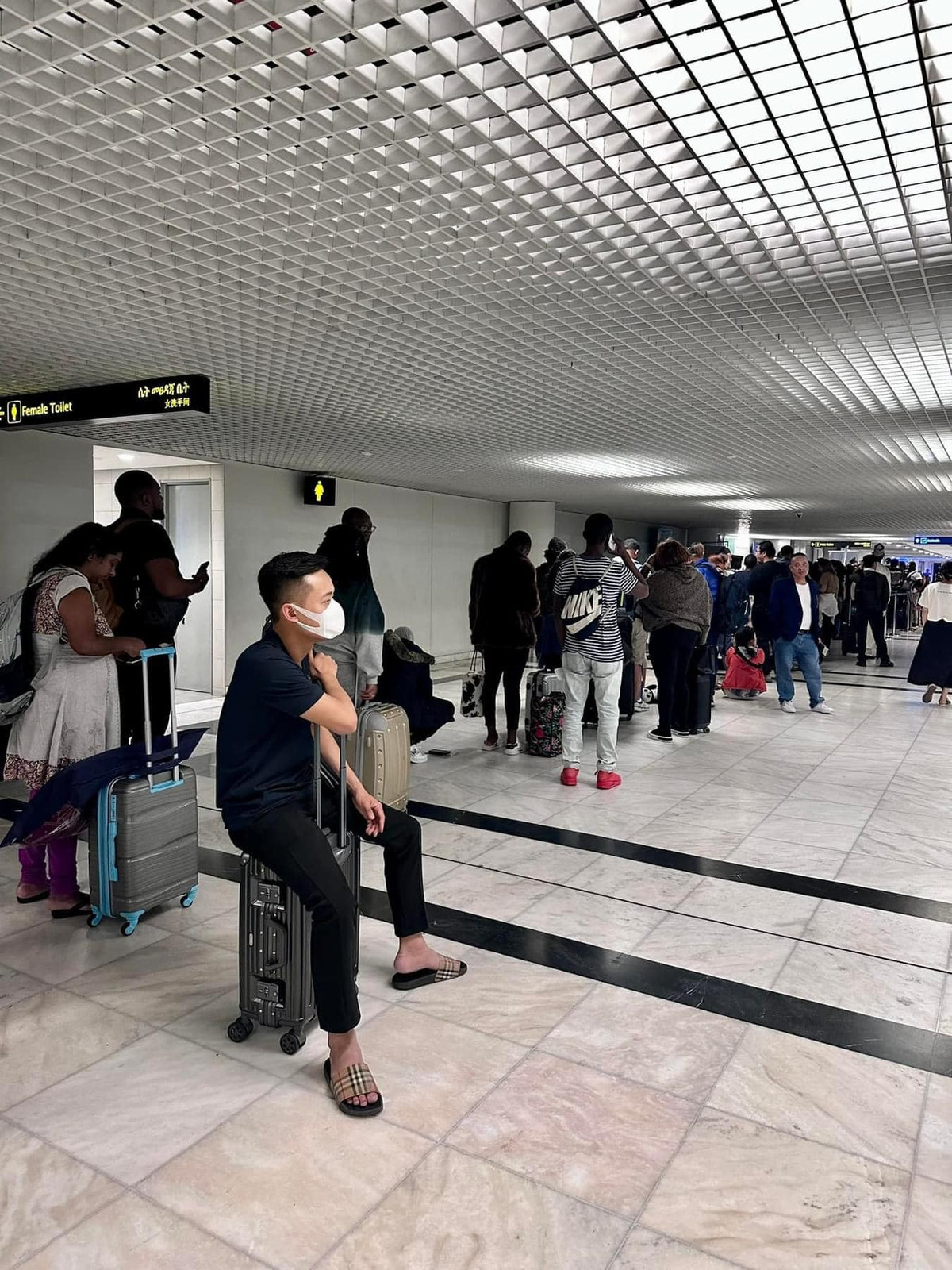 Quang Linh Vlogs liên tục cập nhật những hình ảnh ở sân bay và tiết lộ gặp sự cố bị delay.