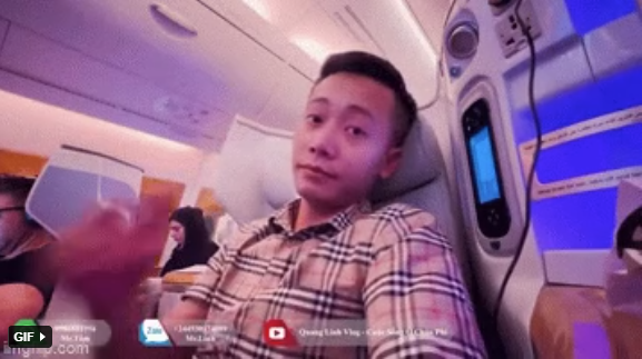 Anh chàng còn thật thà chia sẻ, lần đầu bay máy bay hạng sang nên chỉ dám ngồi im thin thít. Chàng trai sinh năm 1997 gật gù cảm thán: "Bây giờ ngồi đây mới thấy câu này đúng mọi người ạ. Đừng dạy nhà giàu cách tiêu tiền".