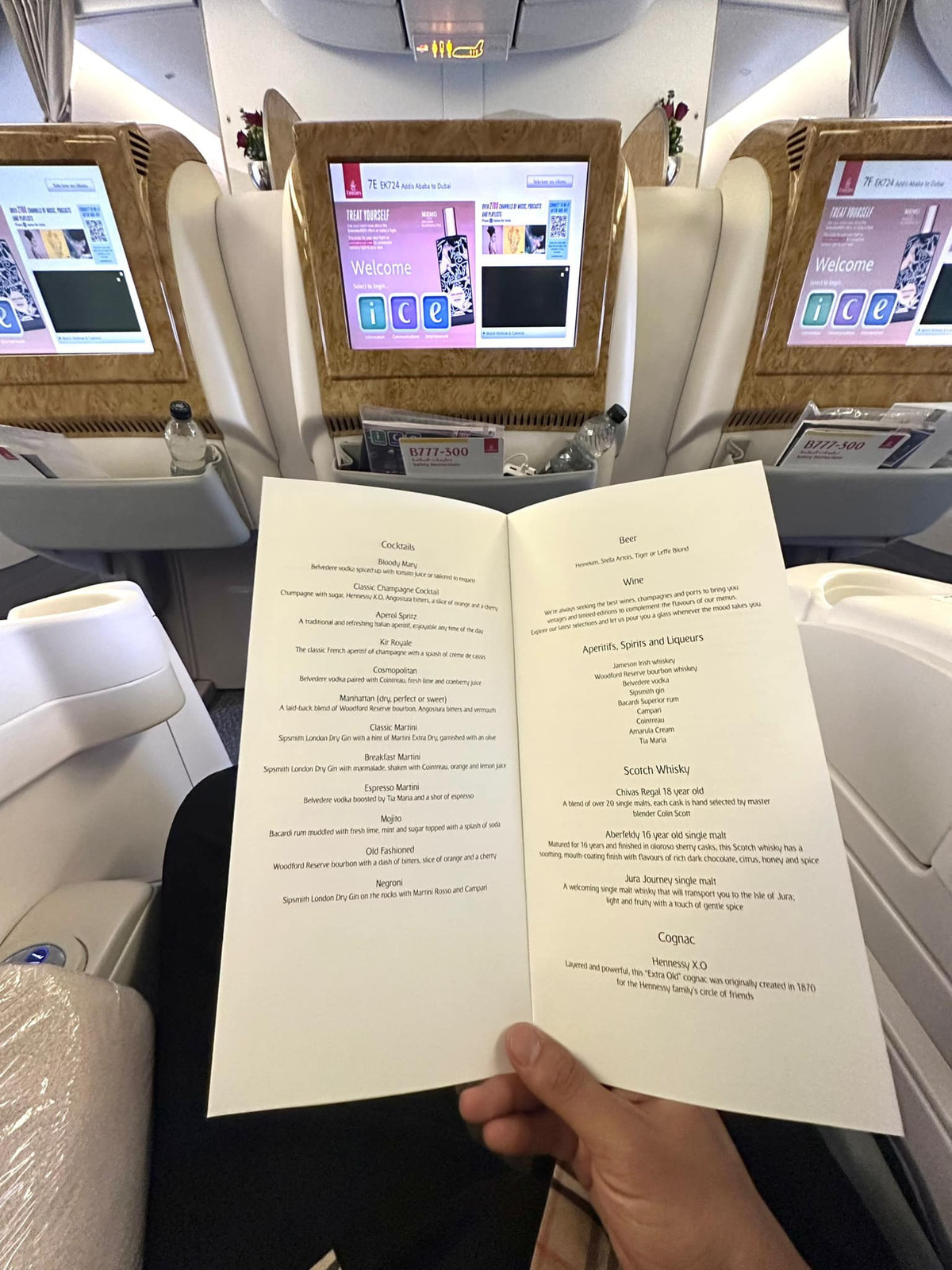 Được trải nghiệm hạng thương gia, hot Youtuber có những trải nghiệm thú vị trong suốt hành trình. Anh thực hiện cả video ghi lại hành trình này khiến cư dân mạng thích thú.