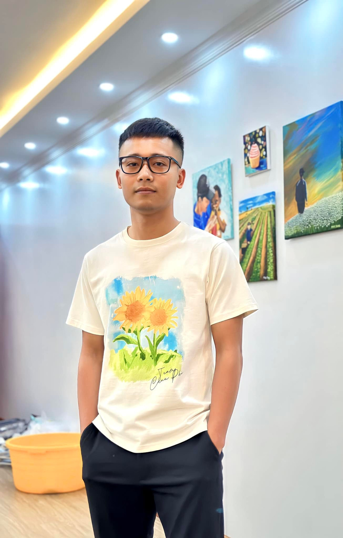 Trên trang cá nhân, nam Youtuber Quang Linh liên tục cập nhật tình hình tại sân bay cùng những người bạn trong team Châu Phi.