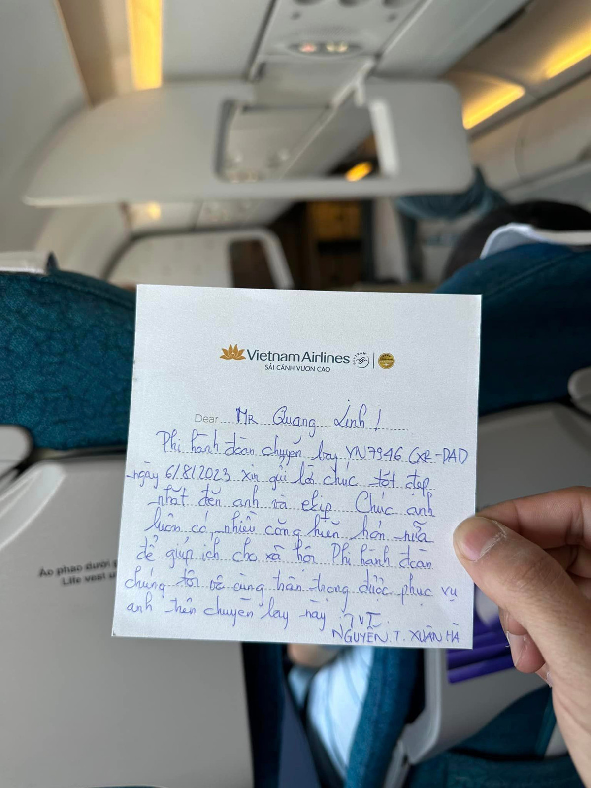 "Ngồi sướng lắm nhé cả nhà, ghế và giường nằm to. Có nhiều thứ nhưng mình không dám đụng tay vào, sợ toang. Tí nữa phải để ý người xung quanh, họ làm gì mình làm đấy, họ ăn gì mình ăn nấy. Mà mình lại không biết tiếng Anh nữa...", Quang Linh nói.
