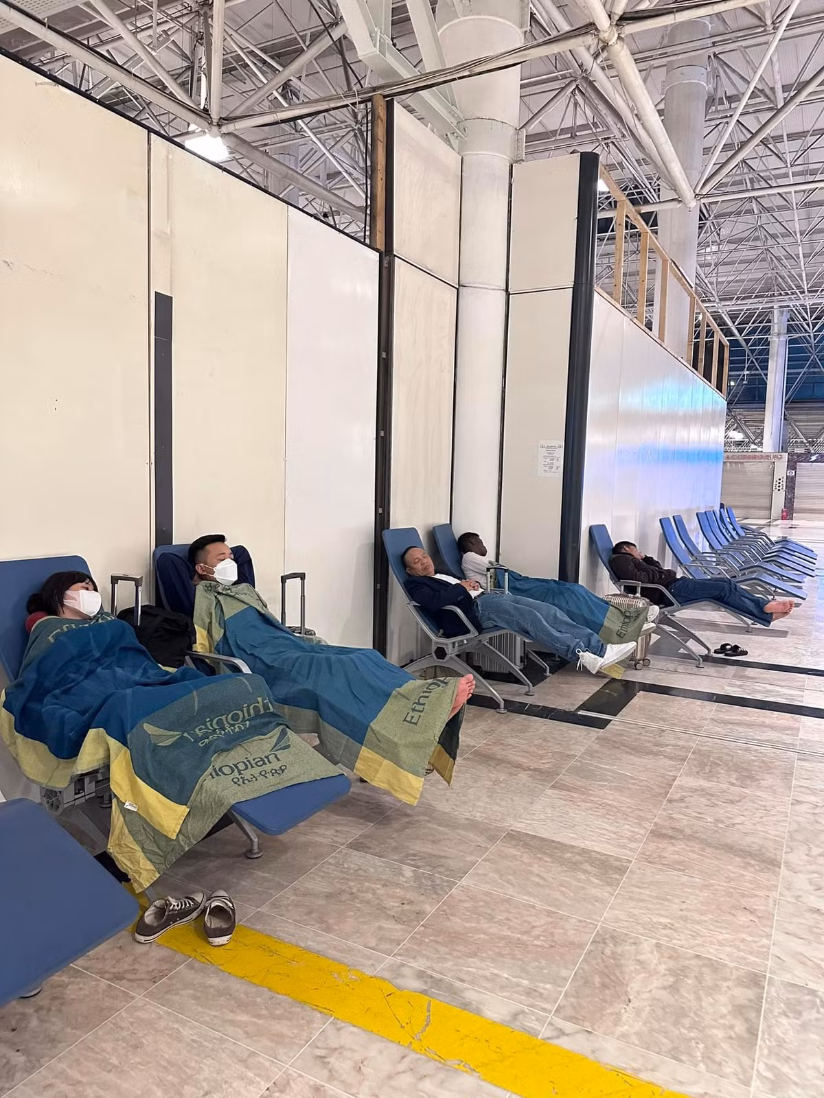 "13h hơn bay nhưng 7h theo giờ Angola cả nhóm vẫn chưa biết có về được Việt Nam hay không, sau 9h mới có thông tin nhé mọi người", nam YouTuber nói trên livestream.