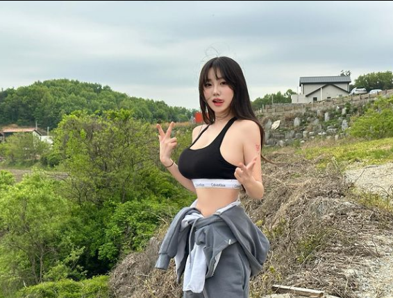 Theo dõi trang cá nhân của cô, dễ thấy, Sejin thường lựa chọn những bộ trang phục có thể tôn được vòng 1 đầy đặn.