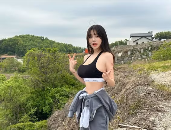 Theo dõi trang cá nhân của cô, dễ thấy, Sejin thường lựa chọn những bộ trang phục có thể tôn được vòng 1 đầy đặn.