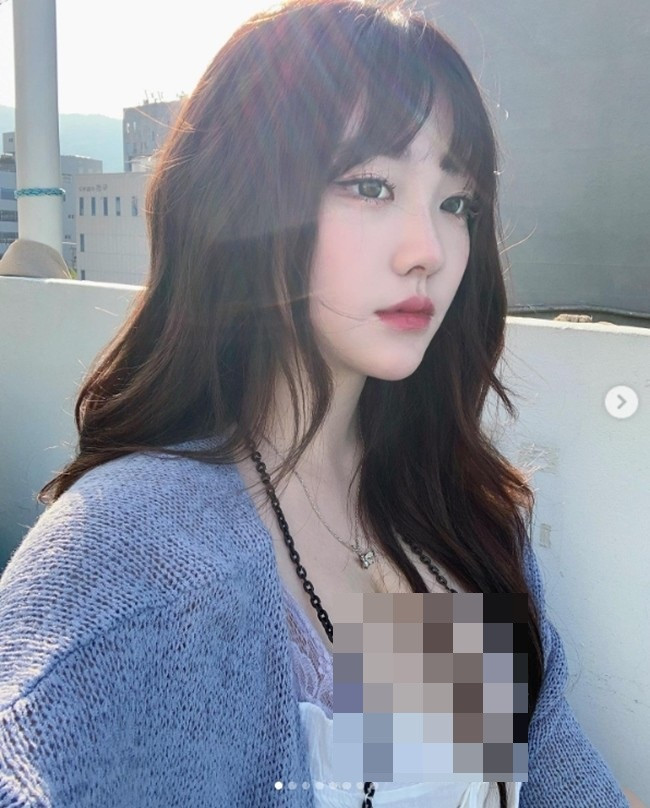 Cô nàng sinh năm 2002, năm nay mới chỉ 21 tuổi nhưng thu hút người hâm mộ đông đảo nhờ danh xưng “game thủ” và ngoại hình ấn tượng.