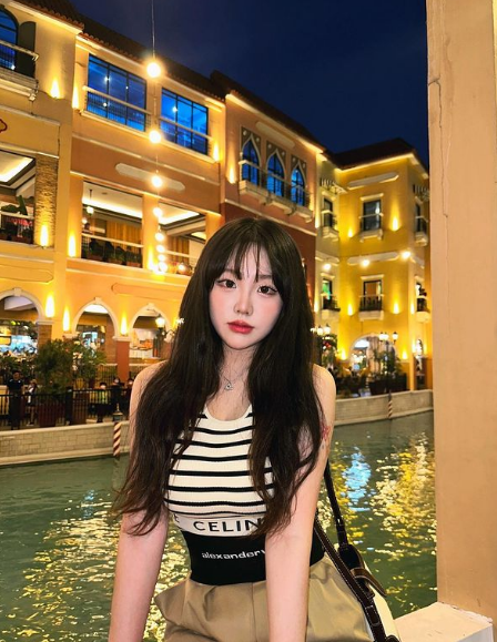 Nàng mẫu đan xen hai phong cách trẻ trung, năng động và nữ tính, gợi cảm.