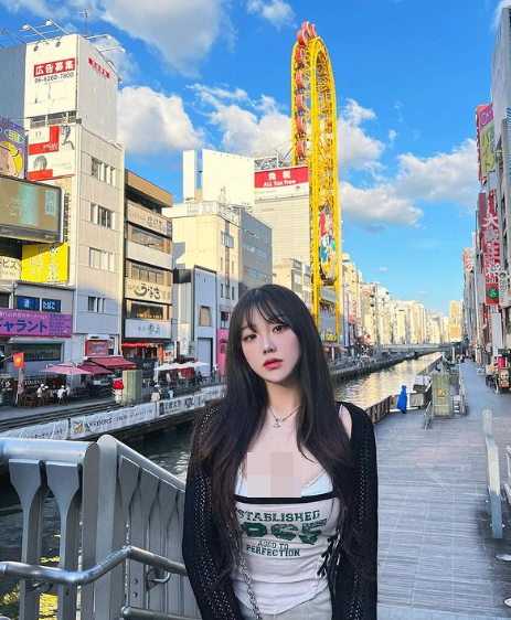 Làn da trắng sứ nổi bật sau mái tóc đen dài của Sejin cũng là điểm nhấn khiến các bộ hình thời trang của người đẹp thêm ma mị.