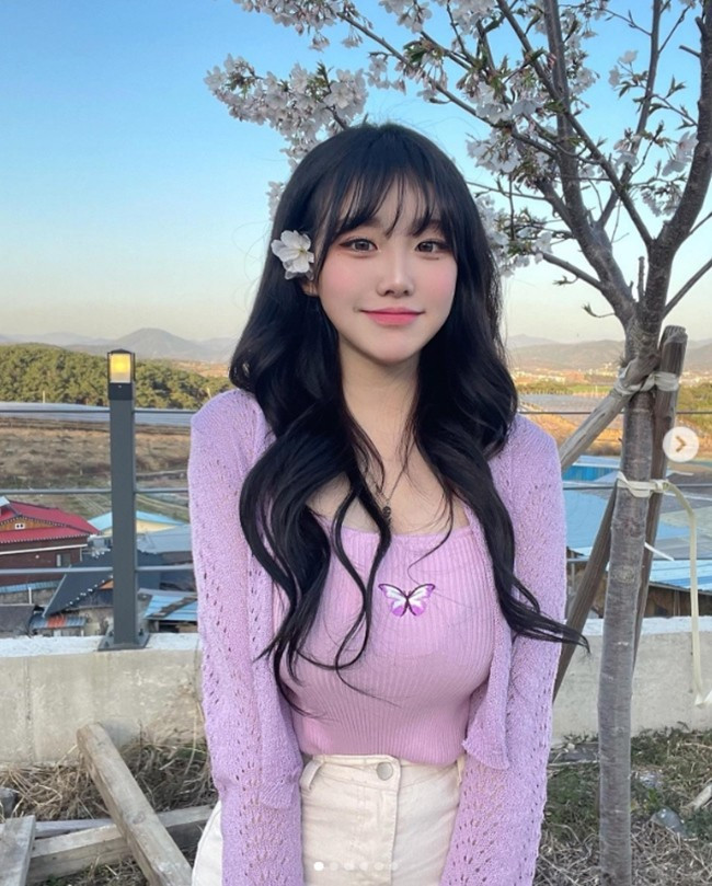 Nữ game thủ Sejin Ming thuộc cung hoàng đạo Bạch Dương đặc biệt được trời phú cho “cặp tuyết lê” đẫy đà, khiến cô nổi bật trong từng khuôn hình bất kể ăn vận kiệm vải hay kín đáo.