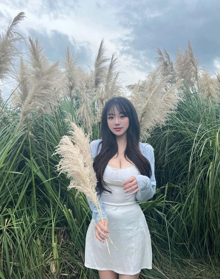 Người mẫu Hàn Quốc mang gương mặt ngây thơ nhưng thân hình gợi cảm, "vòng nào ra vòng nấy".