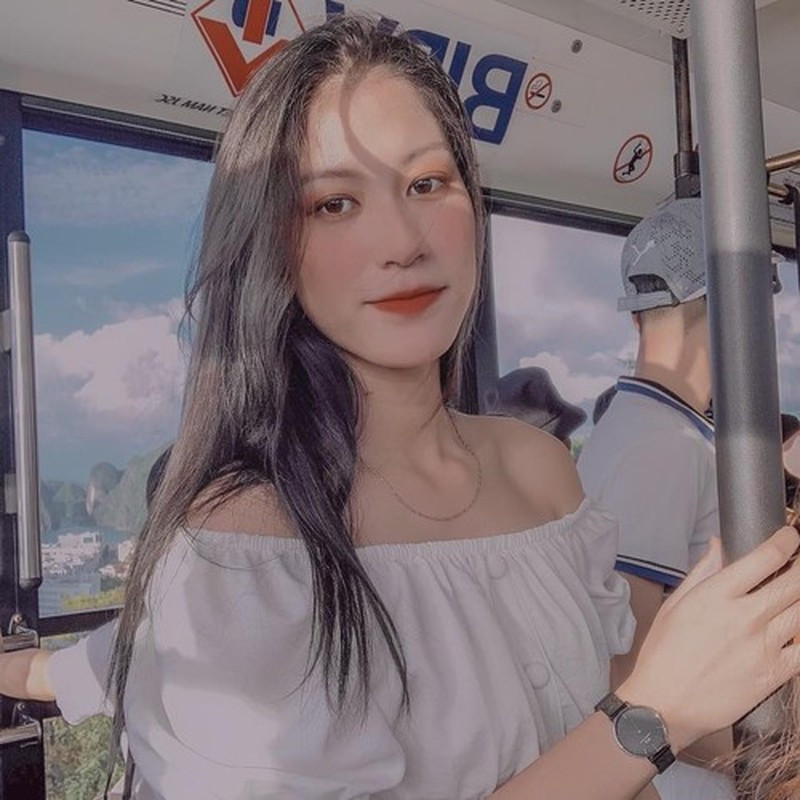 Bên cạnh đó, chiều cao nổi bật 1m75, cùng gương mặt xinh xắn, làn da trắng giúp hot girl bóng chuyền Quảng Bình thu hút hơn bao giờ hết.