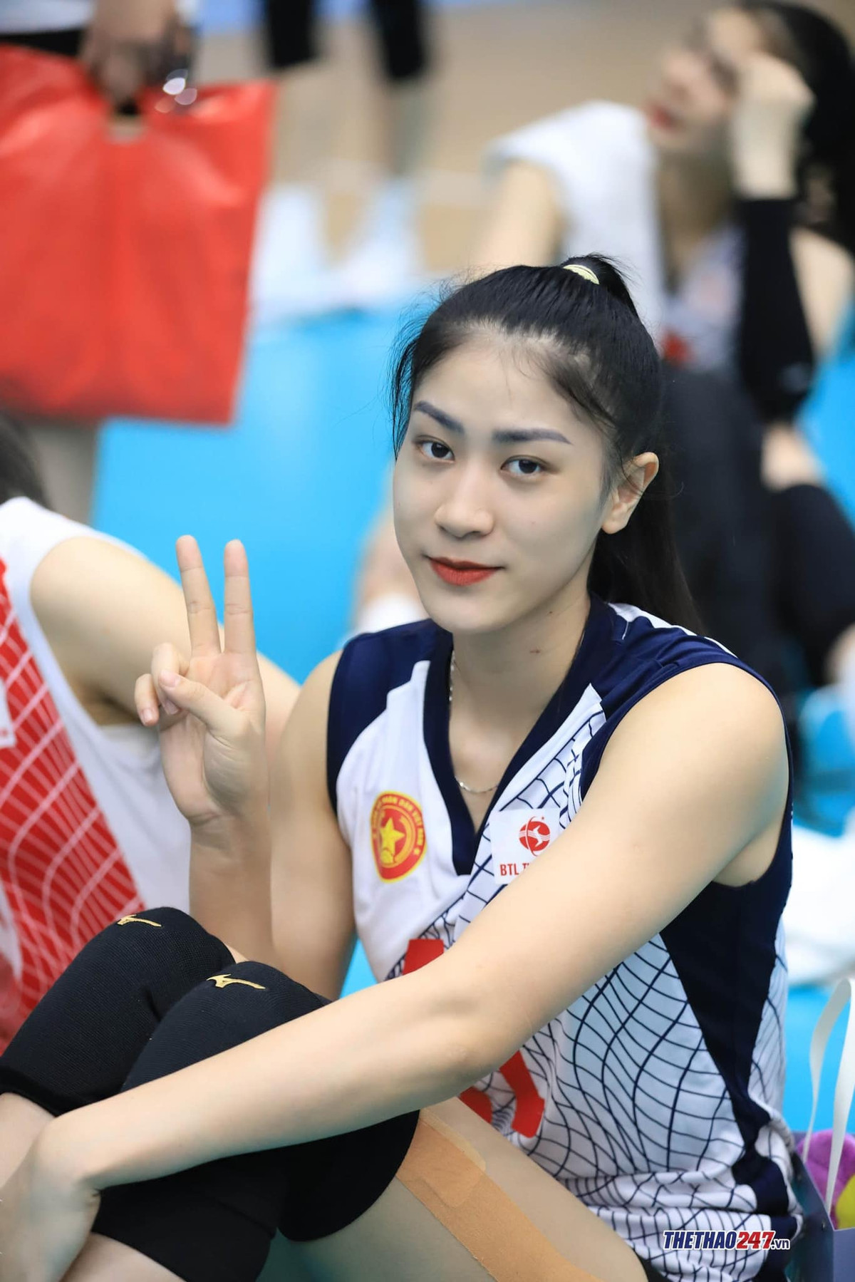 Hoàng Thị Kiều Trinh (sinh năm 2001, quê Quảng Bình) được mệnh danh là " hoa khôi bóng chuyền". Xuất thân trong 1 gia đình có hoàn cảnh khó khăn, bố mất sớm nhưng cô nàng Gen Z luôn xem đó là động lực để cô nỗ lực hoàn thiện bản thân.