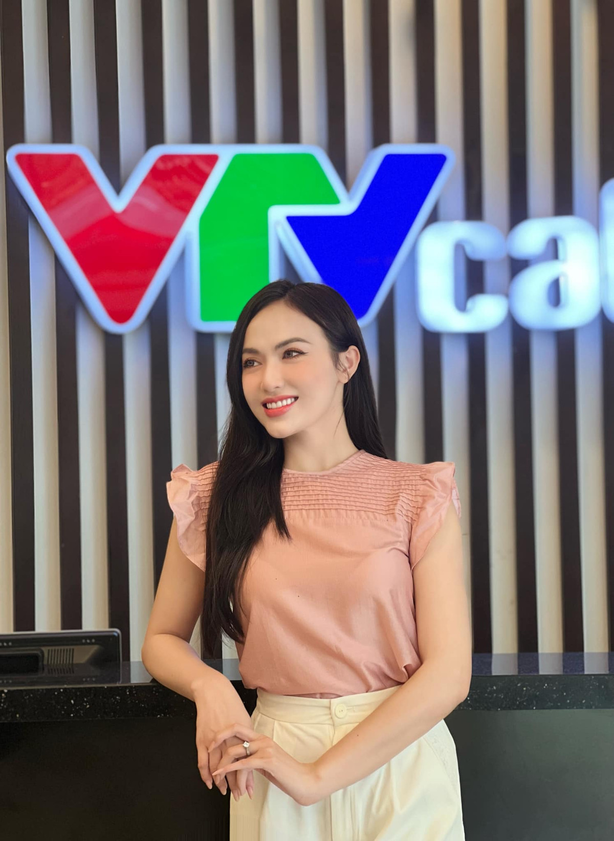 Được biết, người đẹp đang là MC cho kênh Thể thao On Sports của VTVcab. Người đẹp yêu thể thao, thích nhảy múa và âm nhạc.