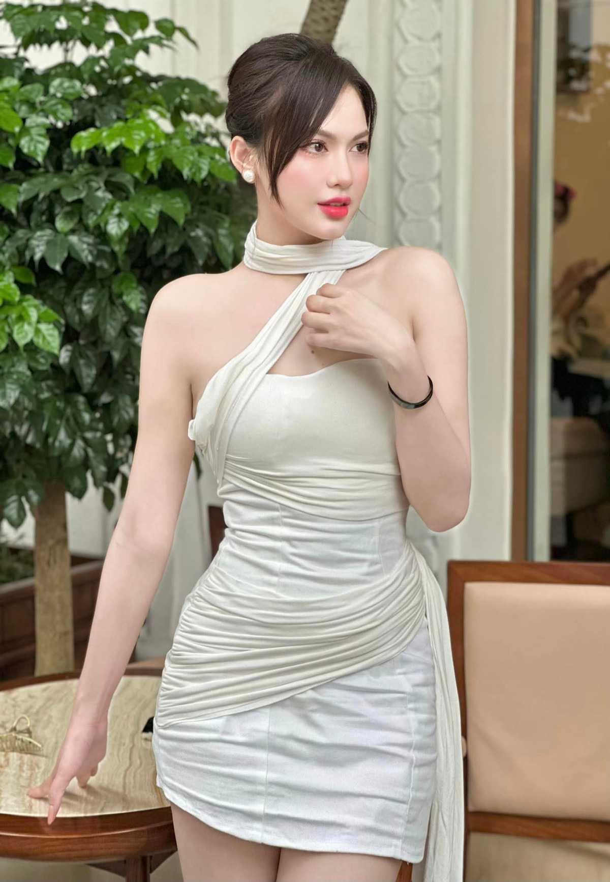 Dù là khi lên sóng truyền hình hay ngoài đời, Hà Vũ cũng chỉn chu trong ăn mặc, mỗi trang phục cô lựa chọn phải phù hợp hoàn cảnh.