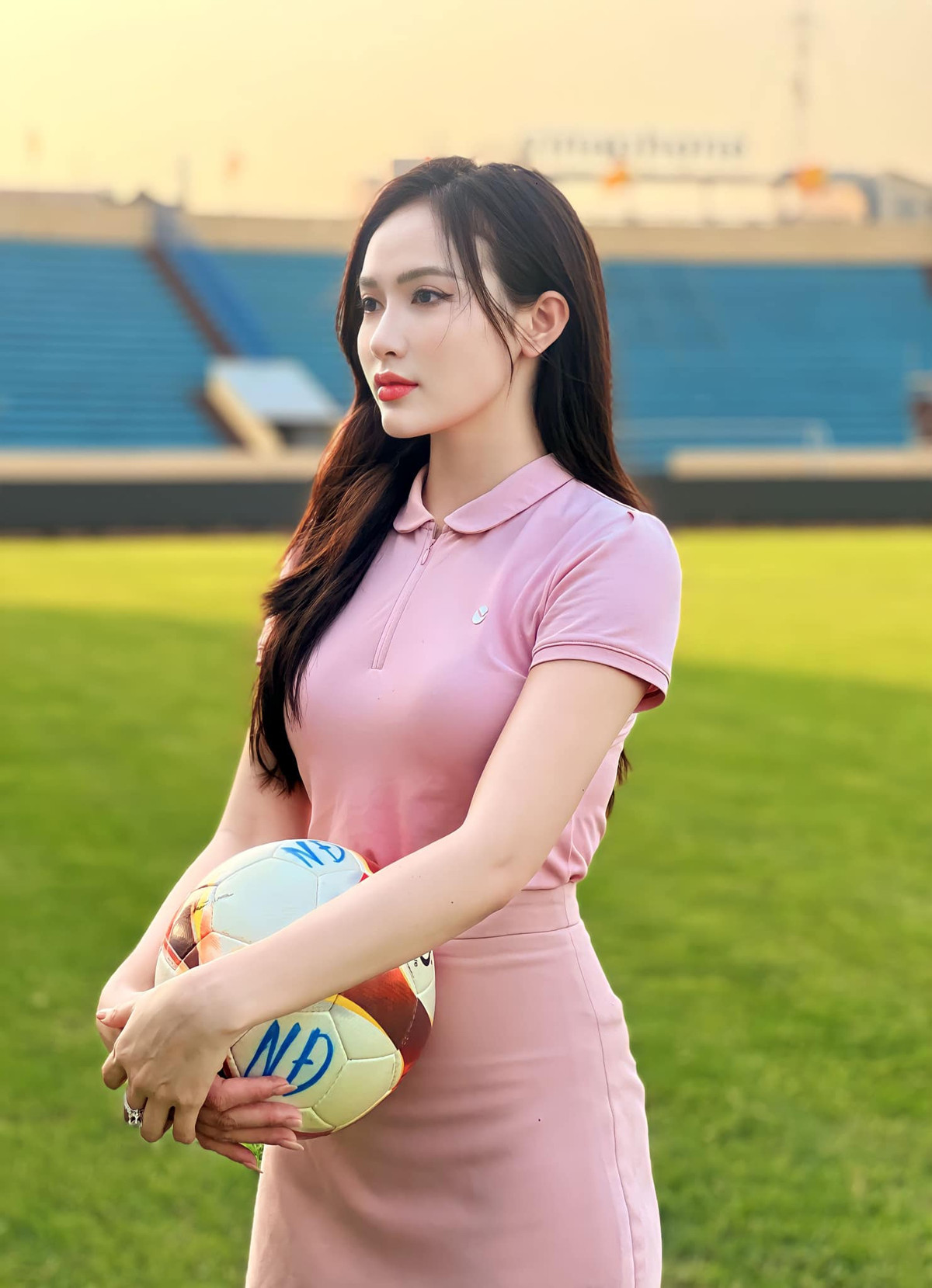 Trên trang cá nhân, Hà Vũ được yêu mến với loạt ảnh khoe nhan sắc mong manh, trong trẻo tựa "nàng thơ".