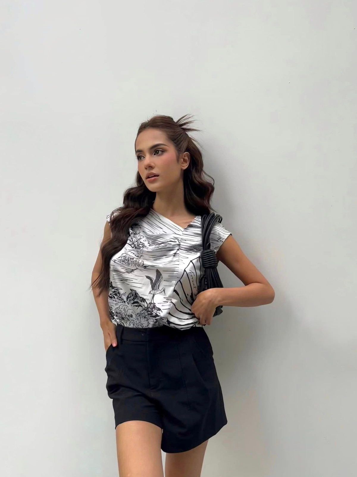 Nàng hot girl lai còn có thể thông thạo 4 thứ tiếng. Hiện tại, Emma là người mẫu ảnh, diễn viên hoạt động chủ yếu tại TPHCM.