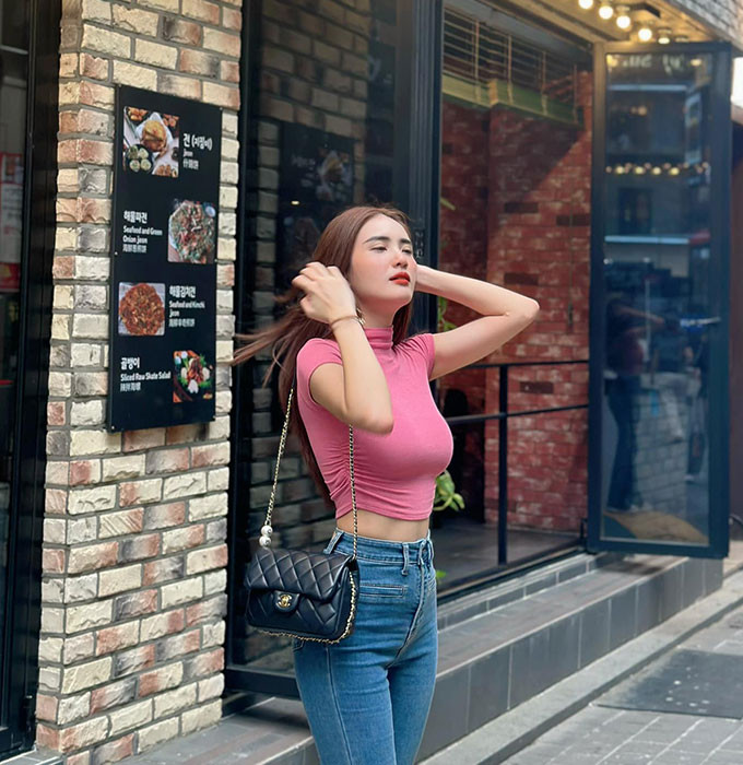 Trong bộ ảnh, Khánh Chi diện nội y ren màu đen, cô tự tin phô diễn những đường cong nóng bỏng trên cơ thể.