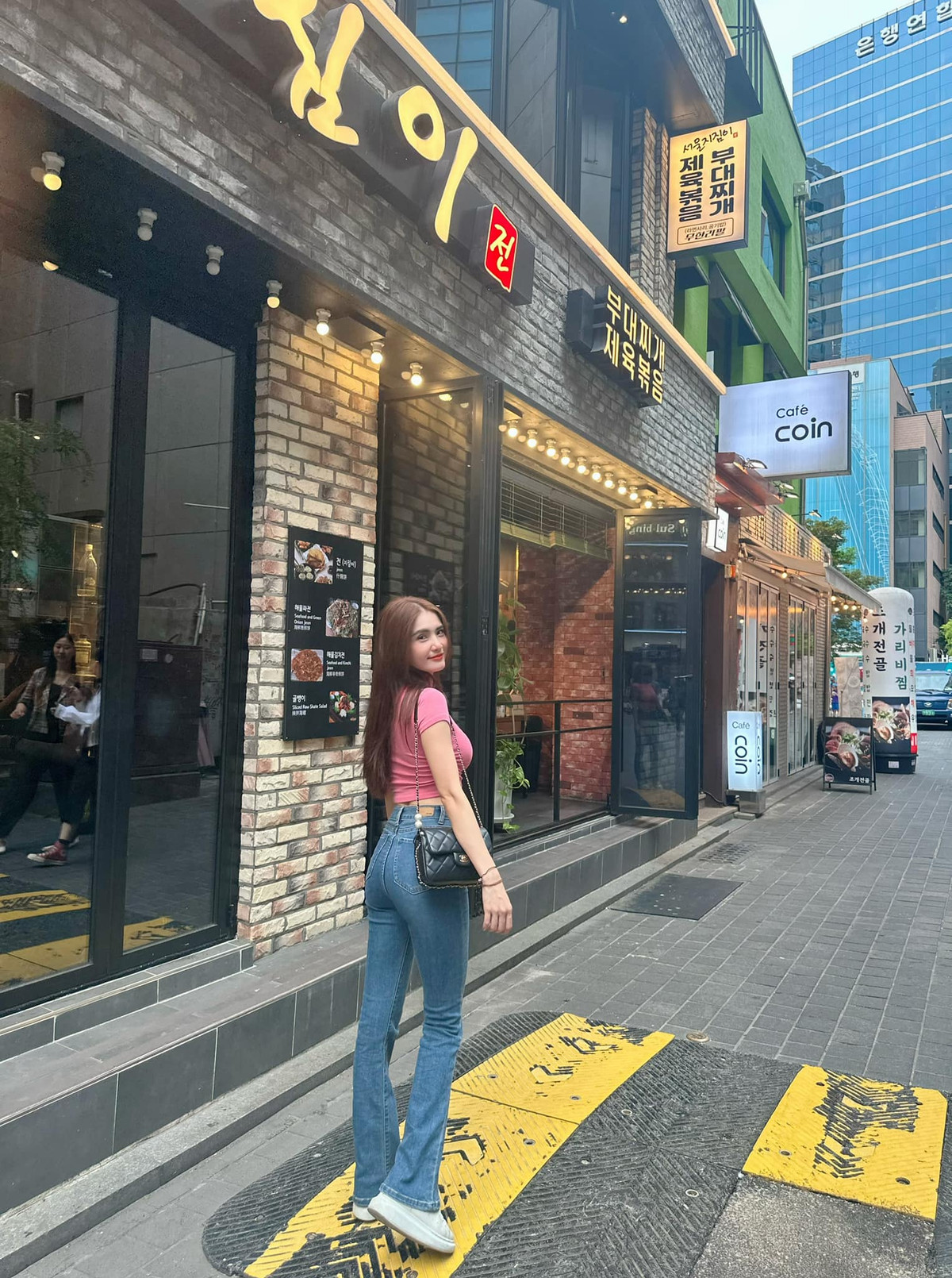 Khánh Chi từng được biết tới là một hot girl nổi tiếng của trường Đại học Văn hóa Hà Nội.