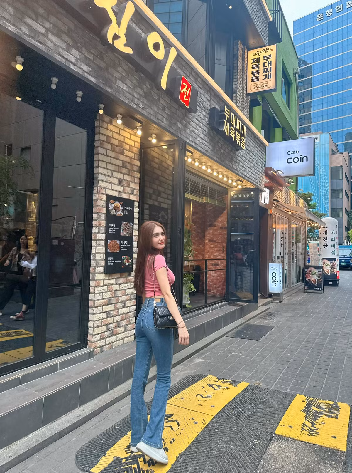 Khánh Chi từng được biết tới là một hot girl nổi tiếng của trường Đại học Văn hóa Hà Nội.