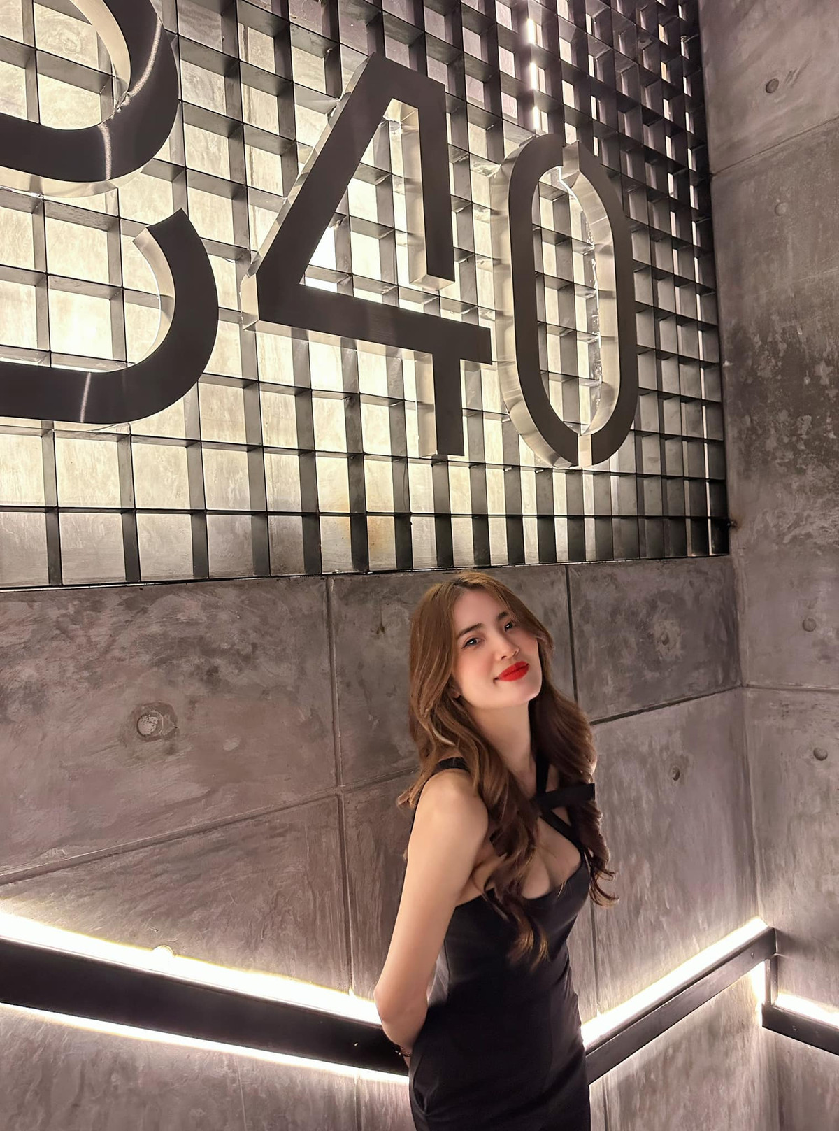 Trên trang cá nhân, Khánh Chi thường xuyên khoe nhan sắc trẻ trung, thân hình không chút mỡ thừa làm nhiều chị em ngưỡng mộ. Ảnh: FBNV