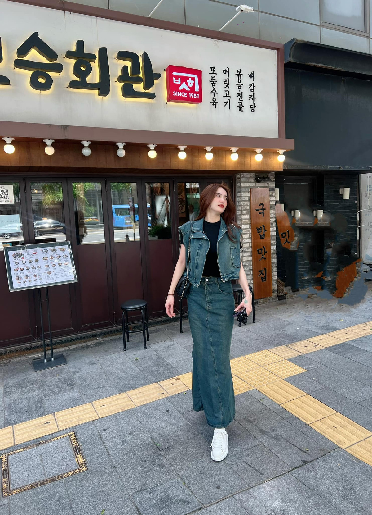 Ở thời điểm nổi tiếng, ngoài thời gian học tập ở trường, Khánh Chi cũng thử sức bản thân ở vai trò người mẫu ảnh, ca sĩ.