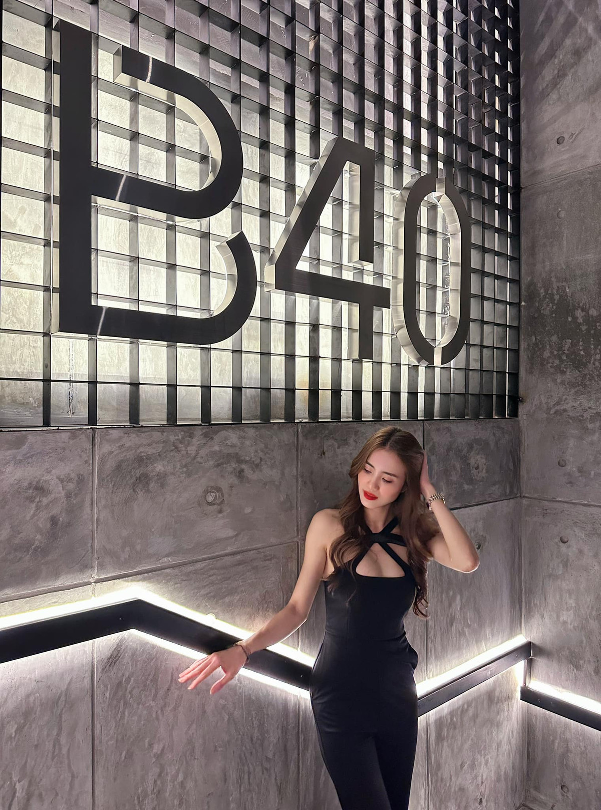 Sau 5 năm ổn định ở nước ngoài, Khánh Chi quyết định về Việt Nam năm 2021 khi con gái 7 tuổi. Giờ đây, Khánh Chi là cô nàng độc thân vui vẻ.