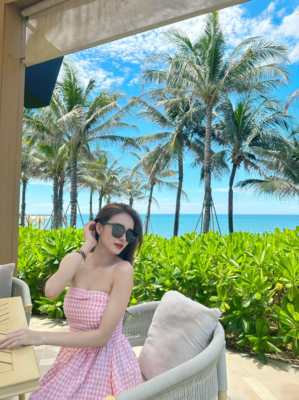 Khánh Chi lập gia đình khá sớm nhưng không trọn vẹn, cô ly hôn khi con gái mới một tháng tuổi.