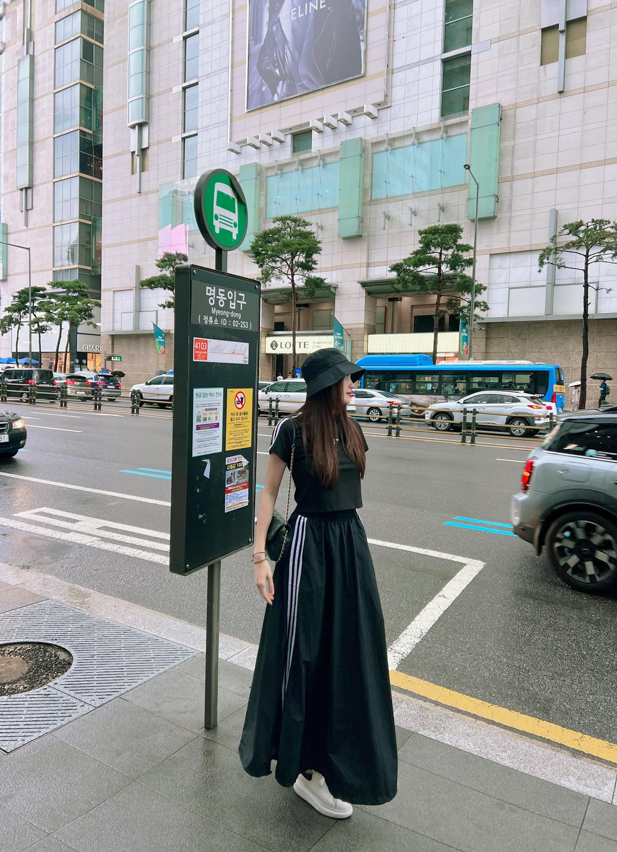 Clip hậu trường buổi chụp ảnh của em gái Công Vinh nhận được hàng trăm lượt like và bình luận từ bạn bè, cộng đồng mạng. Mọi người đều tỏ ra trầm trồ trước vẻ gợi cảm “gái một con” của Khánh Chi.