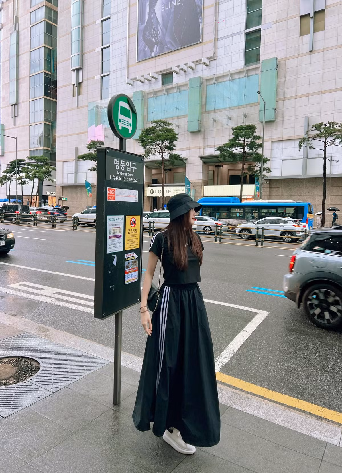 Clip hậu trường buổi chụp ảnh của em gái Công Vinh nhận được hàng trăm lượt like và bình luận từ bạn bè, cộng đồng mạng. Mọi người đều tỏ ra trầm trồ trước vẻ gợi cảm “gái một con” của Khánh Chi.