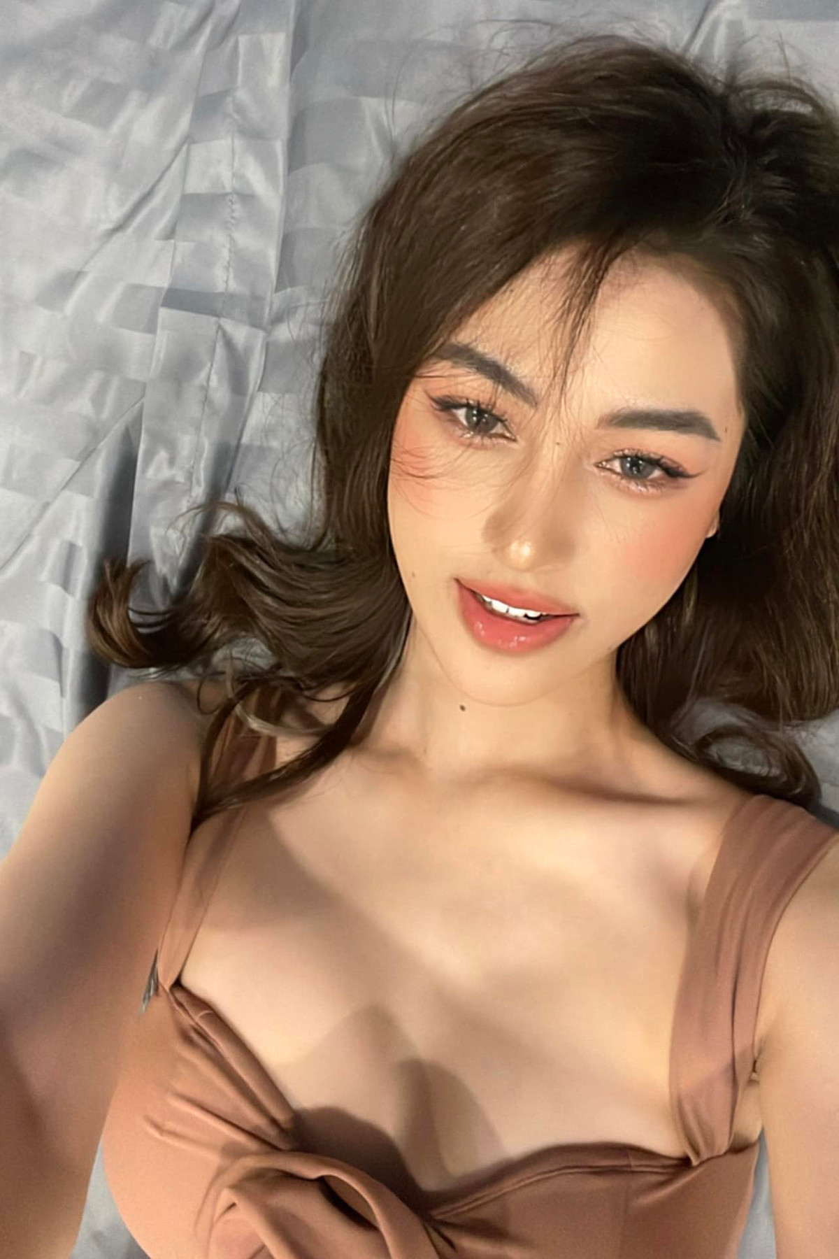 Người đẹp Ê Đê gây ấn tượng bởi gu mặc trẻ trung, mà không kém phần nữ tính, gợi cảm.