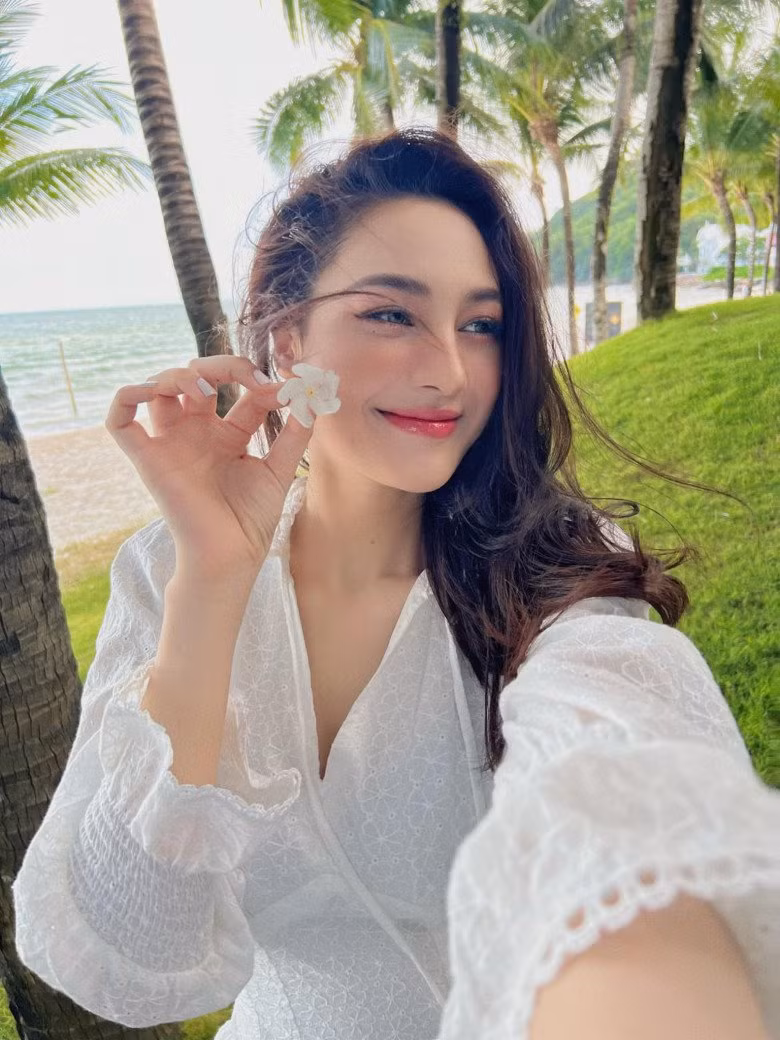 Người đẹp khiến cư dân mạng "lên cơn sốt" với vẻ đẹp hiện đại, quyến rũ và rất Tây.