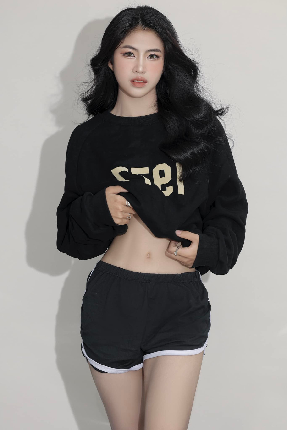 Hot girl của bóng đá Việt Nam cũng không quên "thả thính" bằng dòng trạng thái: “Hoàng hôn đẹp nhất buổi chiều. Còn em đẹp nhất khi yêu chính mình”.