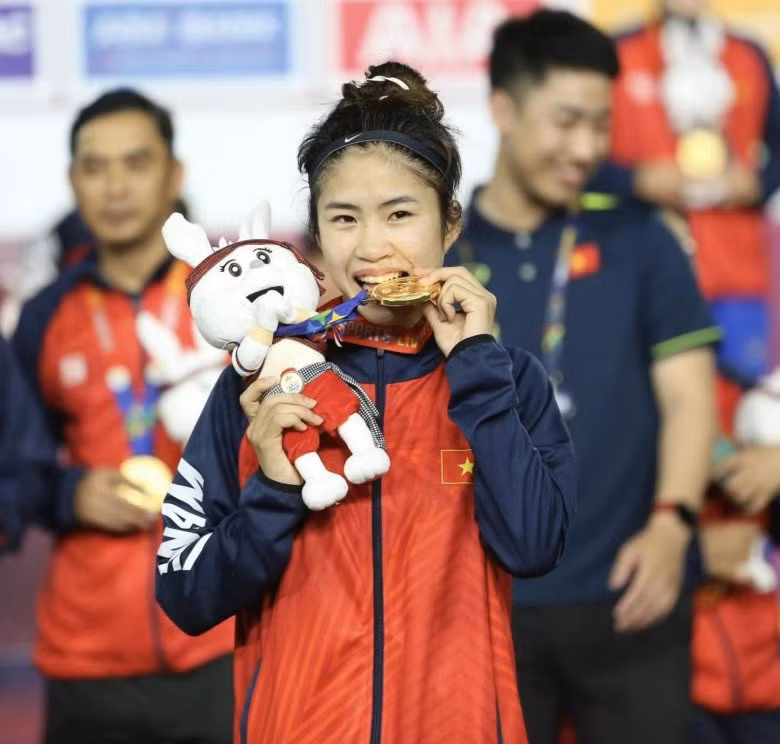 Khác với hình ảnh để mặt mộc trên sân thi đấu hay trang điểm nhẹ nhàng ở đời thường, Thanh Nhã khi make up tỉ mỉ khoe được đường nét gương mặt chuẩn đẹp, làn da trắng cùng mái tóc dài nữ tính.