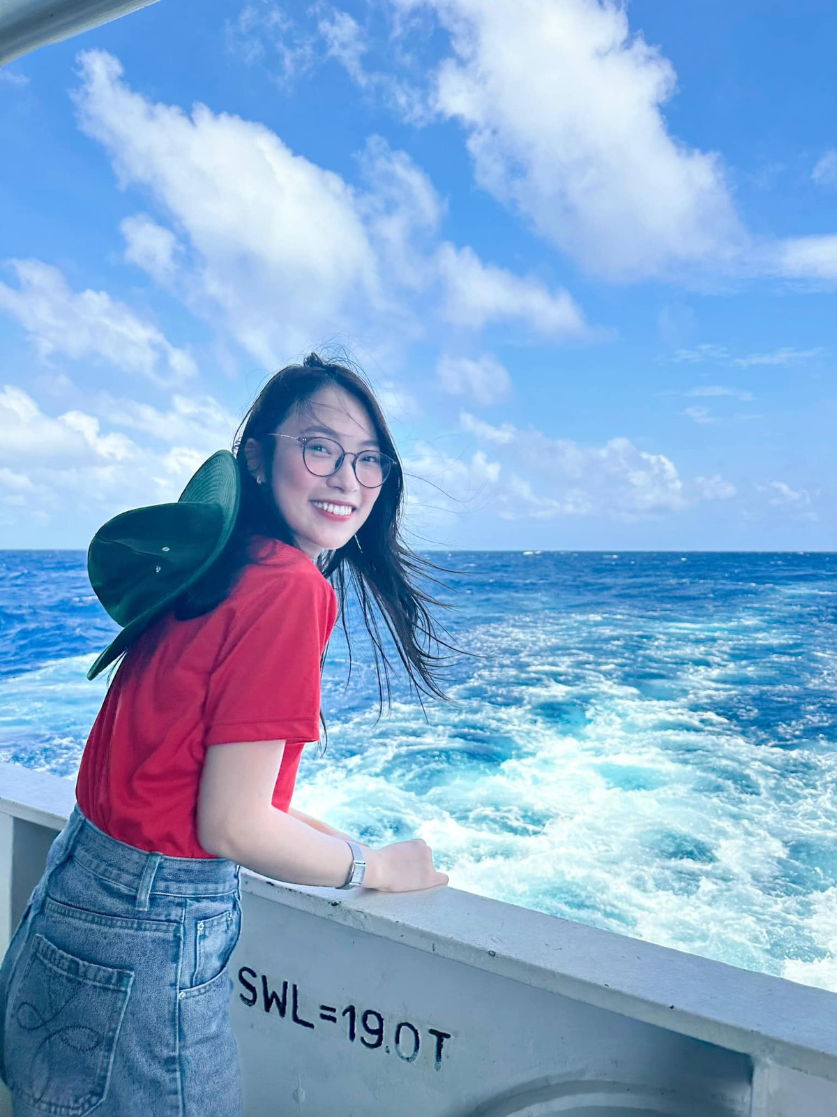 Trước khi mở lời với mẹ, Khánh Vy rất ngại vì biết gia đình còn khó khăn kinh tế. Tuy nhiên, trái ngược với sự rụt rè của Khánh Vy, mẹ cô đã xé ngay một tờ lịch, ghi rành mạch dự định sẽ vay tiền ai để tiếp tục con đường học hành của con gái.