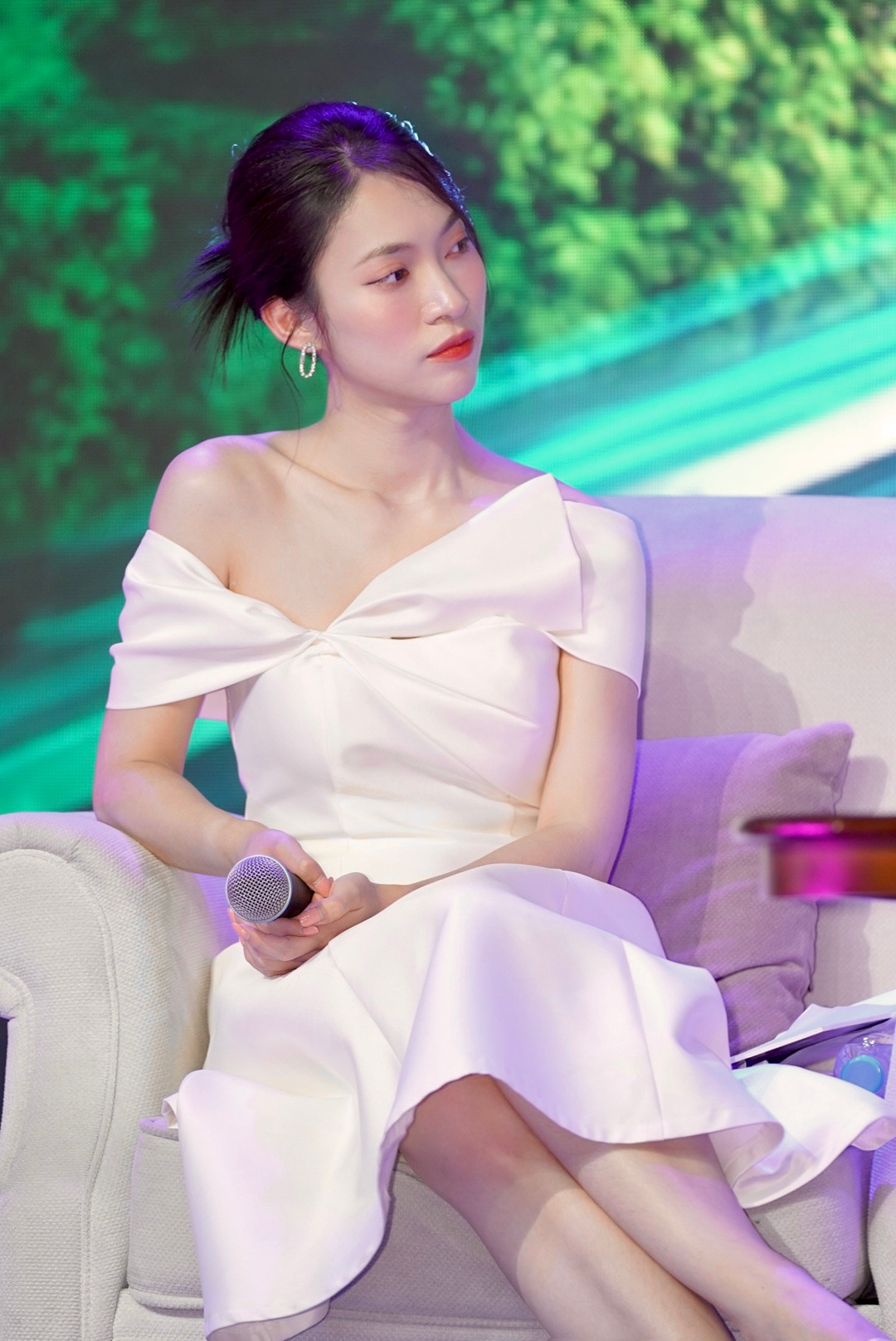 Những lời tâm sự của Khánh Vy sau khi chia sẻ lên MXH đã nhận về nhiều lời khen từ cư dân mạng, ai cũng trầm trồ và thán phục tinh thần học tập của Khánh Vy.