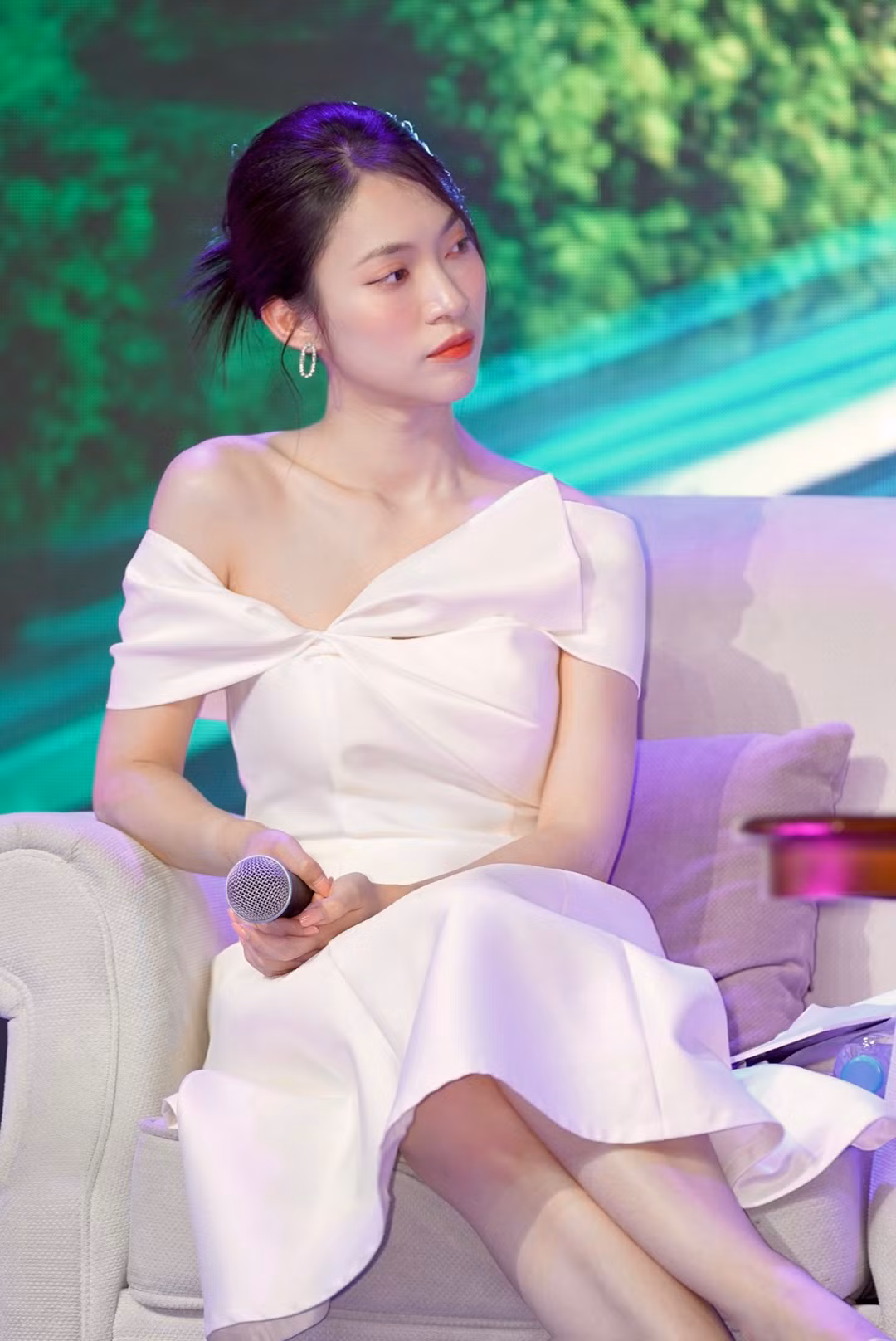 Những lời tâm sự của Khánh Vy sau khi chia sẻ lên MXH đã nhận về nhiều lời khen từ cư dân mạng, ai cũng trầm trồ và thán phục tinh thần học tập của Khánh Vy.