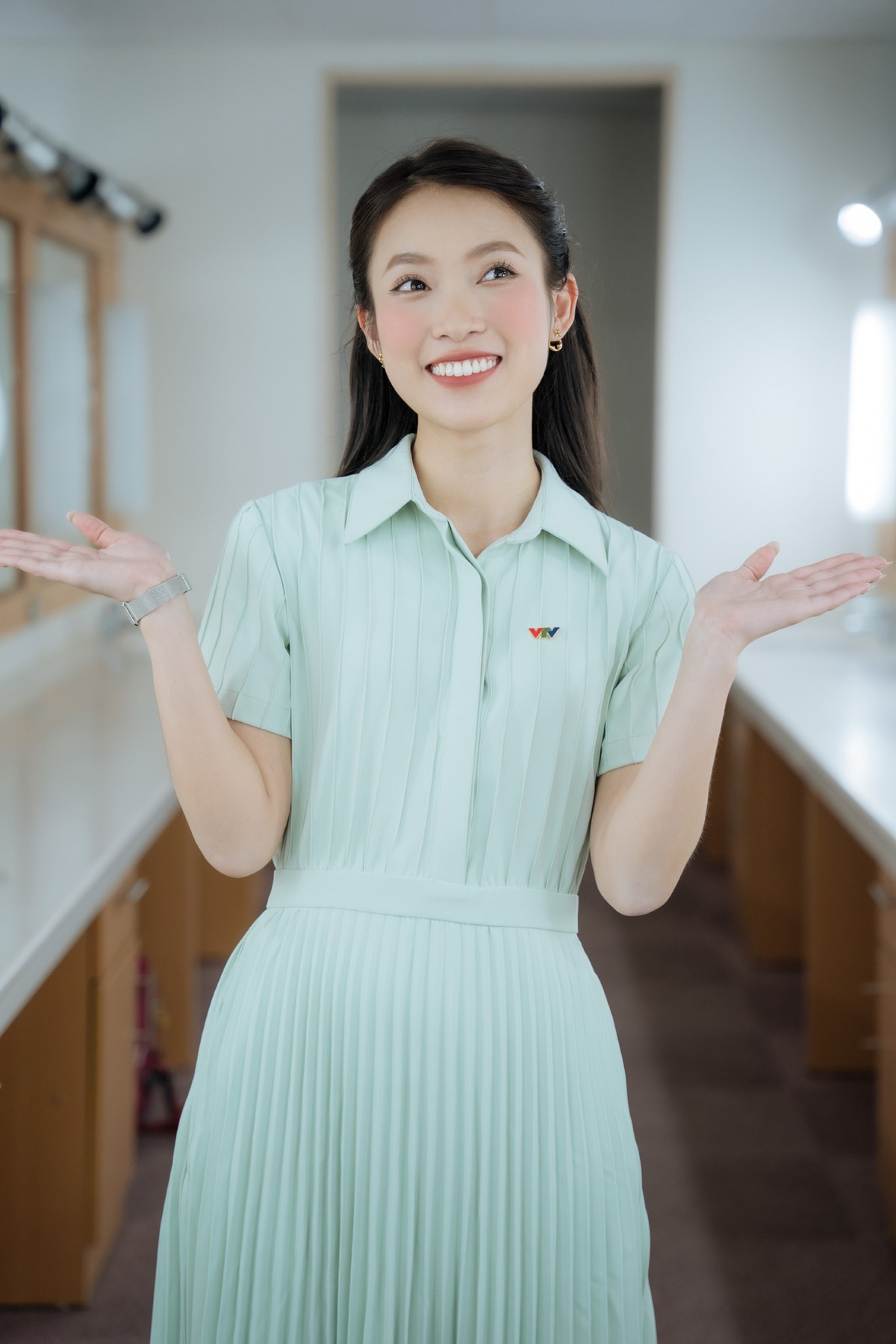 Mới đây khi tham gia một chương trình podcast, MC Khánh Vy mới trải lòng về quá khứ và quãng thời gian khó khăn khi học cấp 3, và đó cũng là lý do để cô hoàn toàn thay đổi bản thân để có được thành tựu như hiện tại.