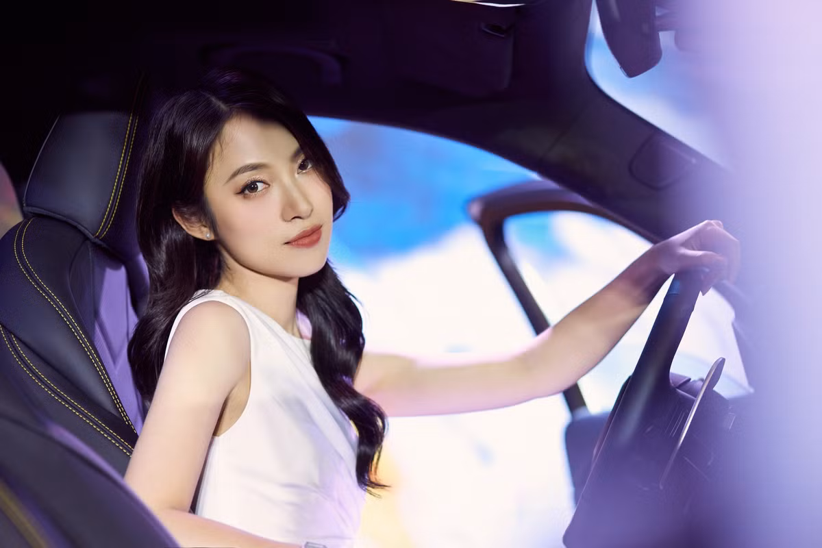 Ngay từ khi còn ngồi trên ghế giảng đường, Khánh Vy đã có cho mình một loạt thành tích ngoại khóa ấn tượng.