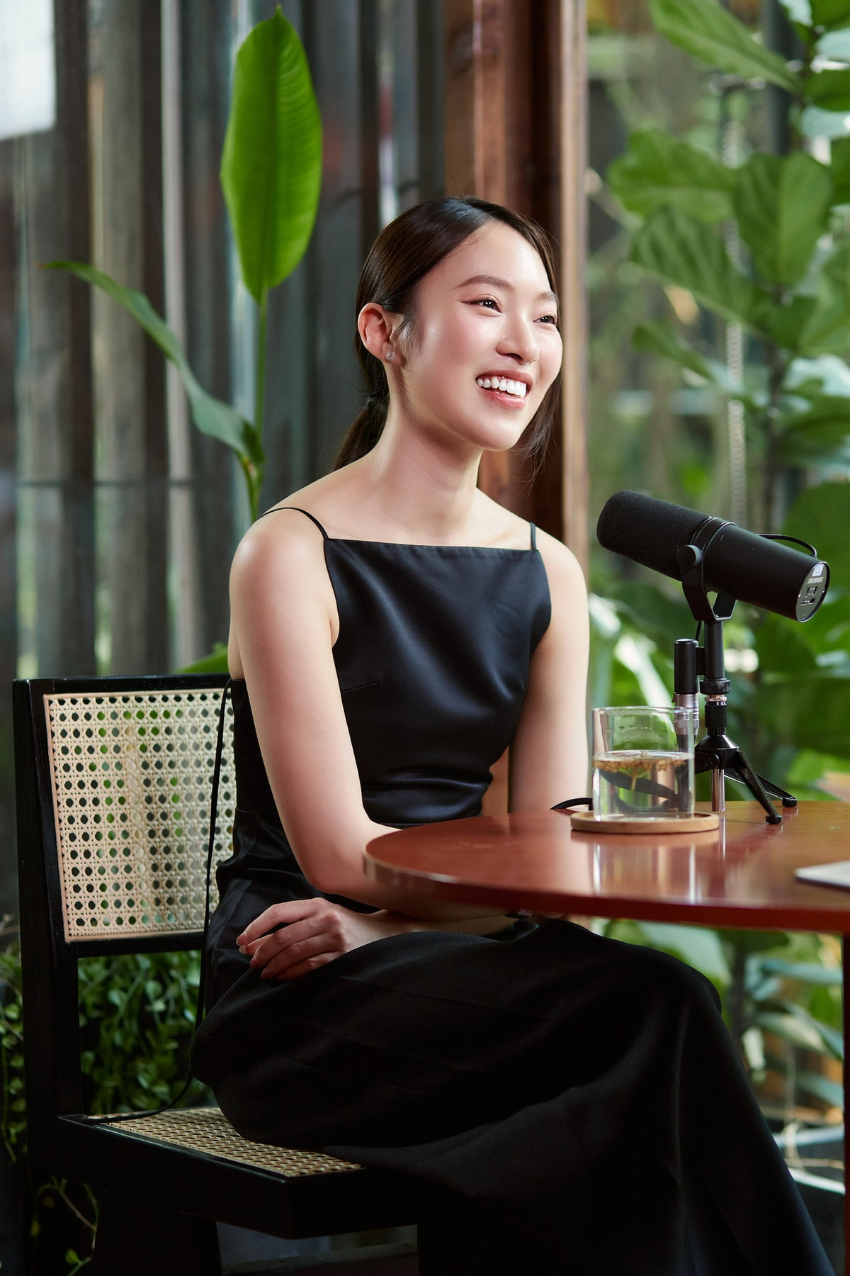 Được biết, trong kỳ thi HSG Quốc gia năm đó, cô nàng đã đạt giải Ba. Nhờ thành tích này, MC Khánh Vy được tuyển thẳng vào 4 trường là Đại học Ngoại thương, Học viện Ngoại giao, Học viện Báo chí Tuyên truyền và Đại học FPT.