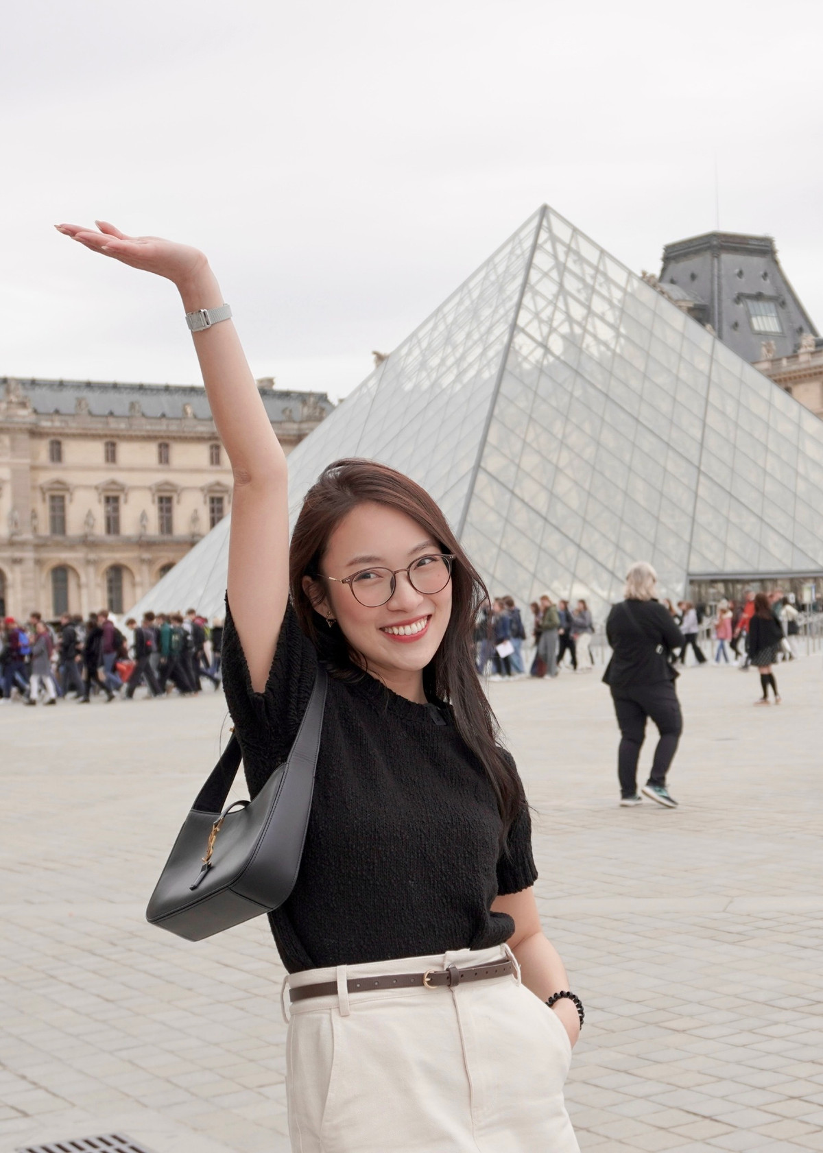 Khánh Vy tâm sự : "Đó là thời điểm thay đổi con người em nhất, tâm sinh quan của em nhất. Em nhớ số tiền lúc đó là 26 triệu đồng, để nộp tiền ôn thi Đội tuyển quốc gia. Thế là hai mẹ con xé một cái tờ lịch ở phòng khách, ngồi viết ra: 26 triệu bây giờ xin ai, vay ai rồi là cân đo đong đếm. Xong em nói: 'Lần này mình thi trượt thì tất cả đổ sông đổ bể'.