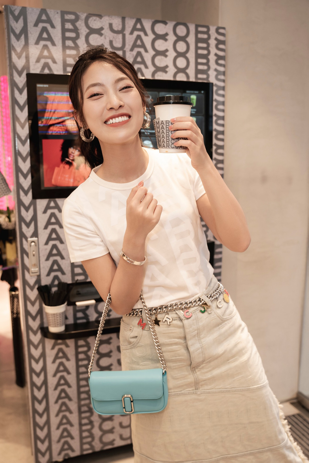 Sau đó, một sự kiện xảy đến khiến nữ MC càng quyết tâm học tập, đồng thời thay đổi cả con người cô sau này. Đó là khi nữ MC phải hỏi xin mẹ 26 triệu đồng để đóng học phí học đội tuyển HSG Quốc gia.