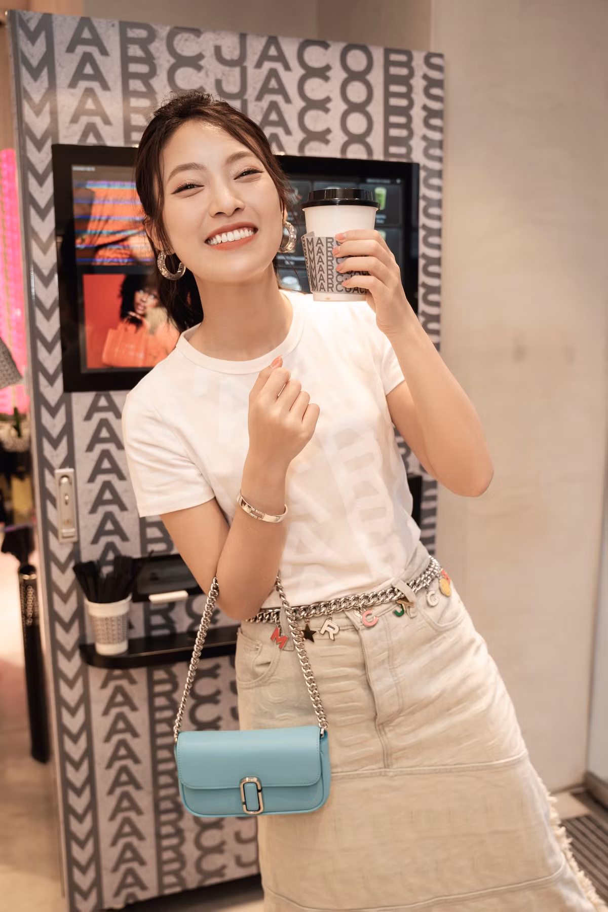 Sau đó, một sự kiện xảy đến khiến nữ MC càng quyết tâm học tập, đồng thời thay đổi cả con người cô sau này. Đó là khi nữ MC phải hỏi xin mẹ 26 triệu đồng để đóng học phí học đội tuyển HSG Quốc gia.