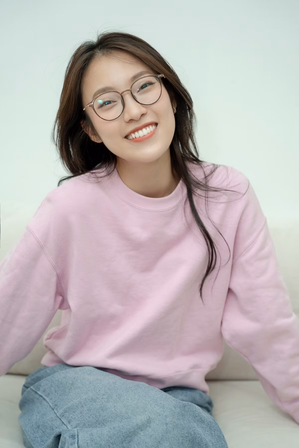 Hiện tại, bên cạnh công việc tại đài truyền hình, Khánh Vy cũng kiếm được nguồn thu nhập lớn khi được mời tham gia dẫn chính tại các sự kiện lớn.