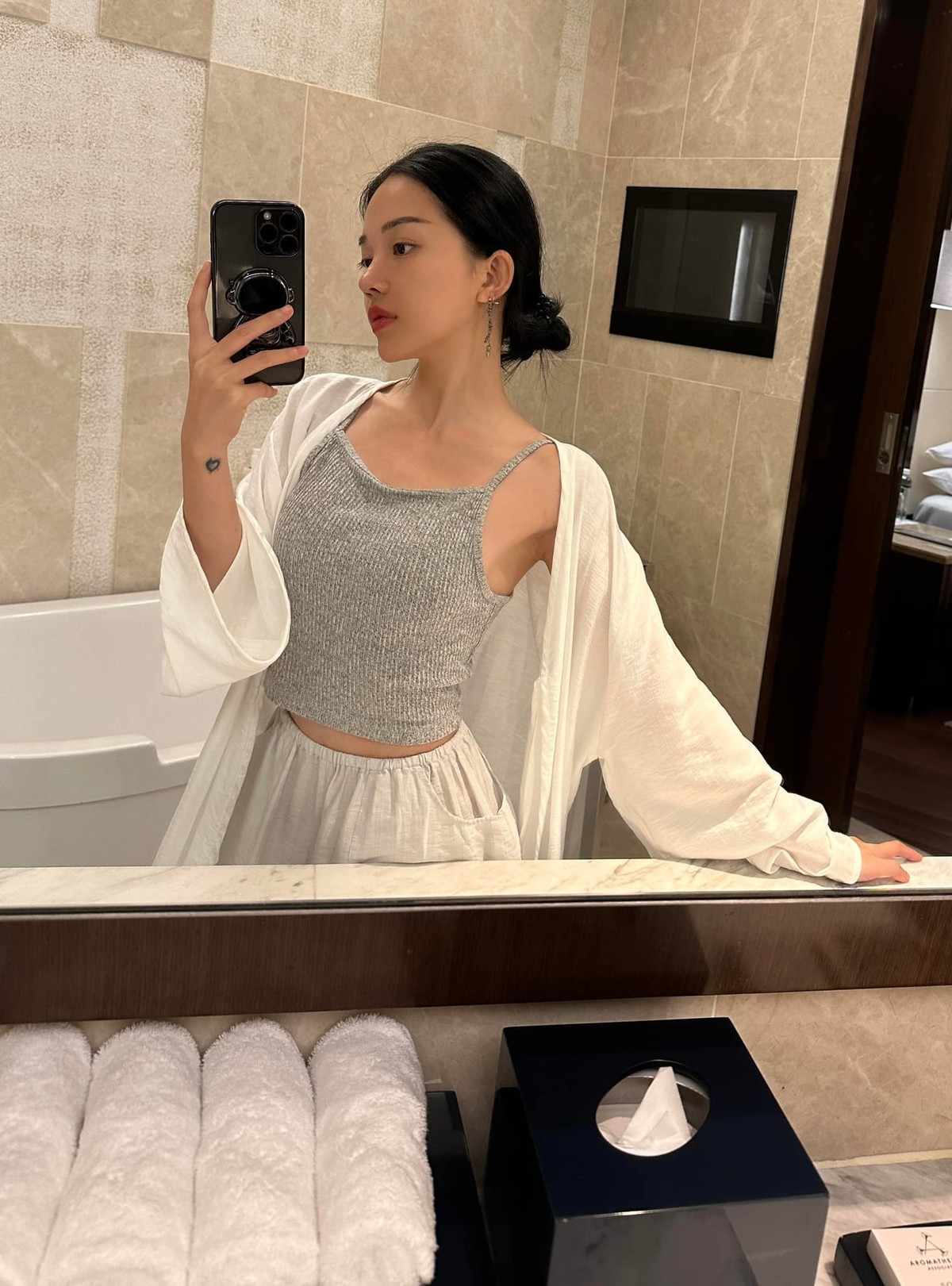 Linh Ngọc Đàm hiện chuyển hướng sang lĩnh vực kinh doanh thời trang. Cô nàng sở hữu thương hiệu riêng mang đậm màu sắc cá nhân.